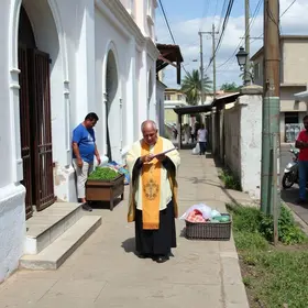 padre expulsa comerciantes Aracaju