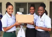 Entrega de kits e fardamentos