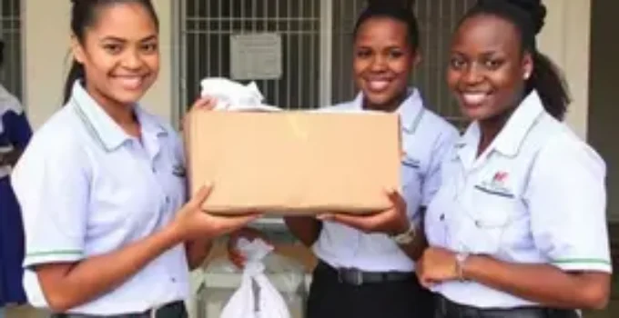 Entrega de kits e fardamentos